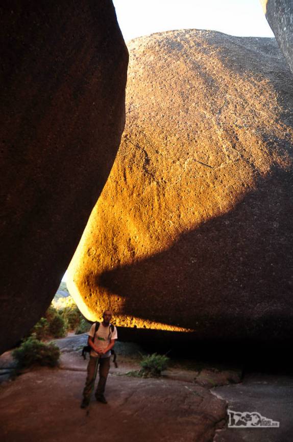 Entrando no salão interno do Castelo do Açu, no Parque Nacional da Serra dos Órgãos, no Rio de Janeiro